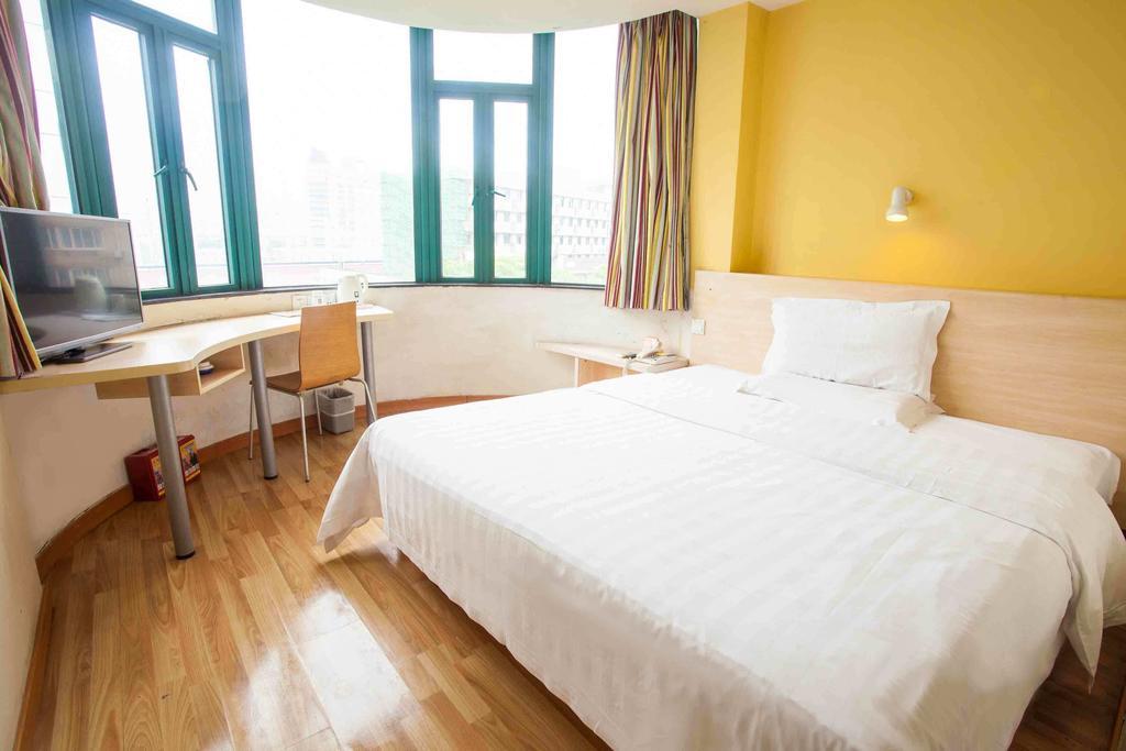 7Days Inn Chongqing Jiefangbei Jiaochangkou Subway Station Room photo